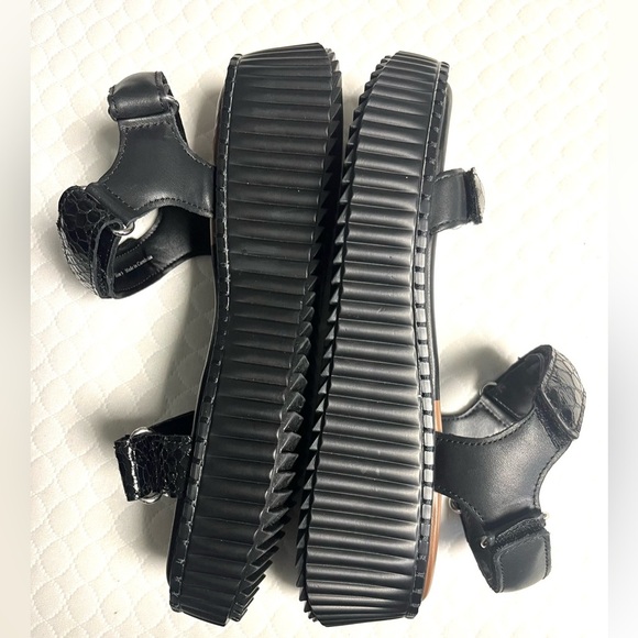 New Dolce Vita Debra Platform Sandals Midnight Black Embossed Leather
Women's 9 - Picture 6 of 9